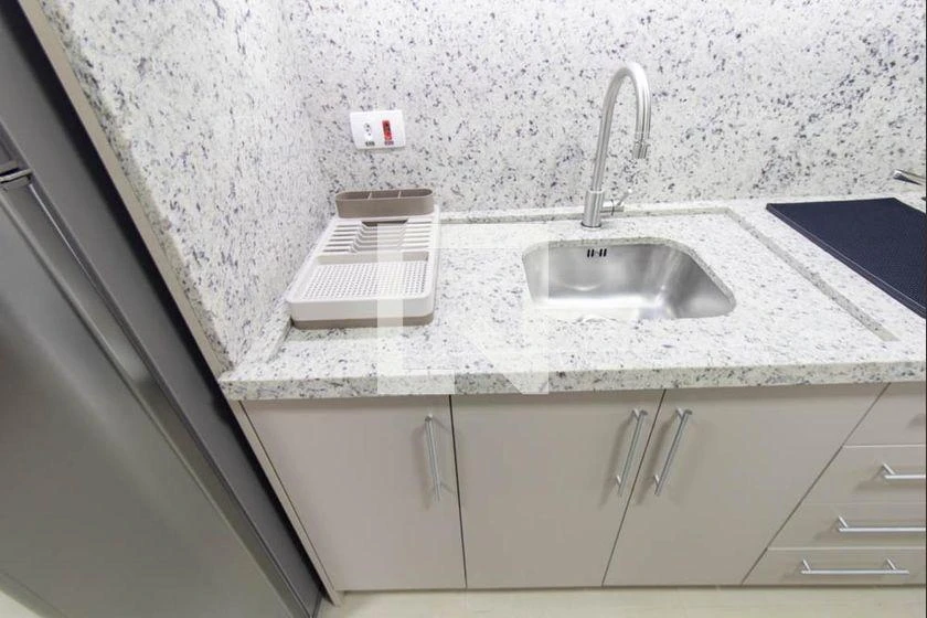 Furnished 1-bedroom apartment with an electric mini-kitchen — photo 8