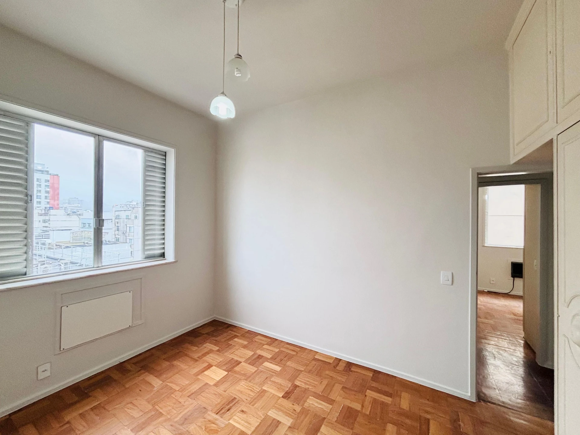 Apartment, 92 m², with wood or laminate floors — photo 3