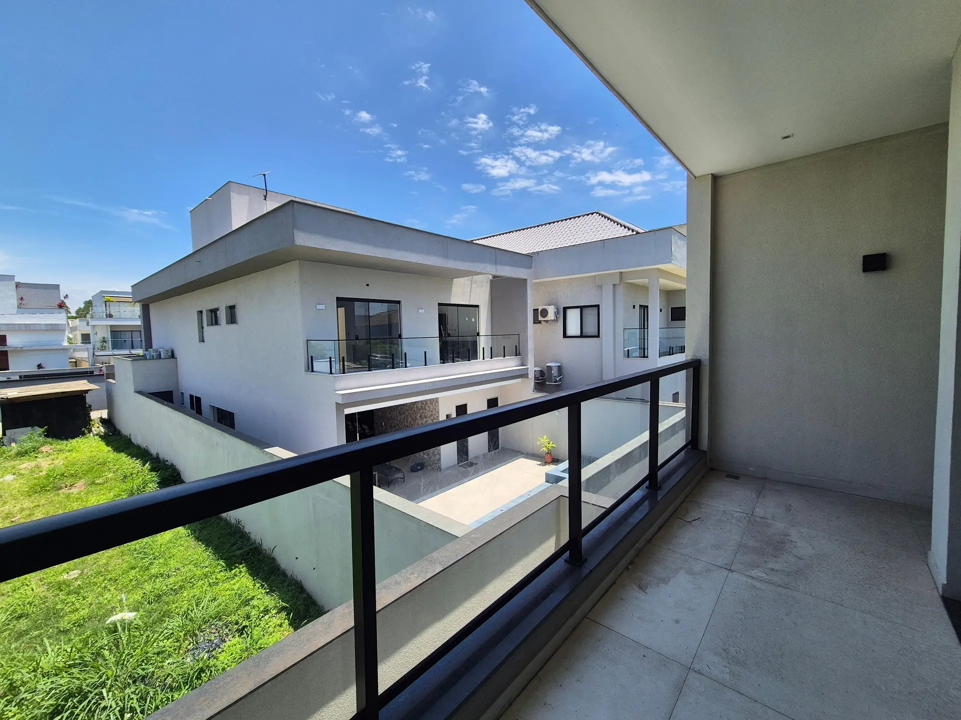 4-bedroom house with a glass-enclosed balcony — photo 26