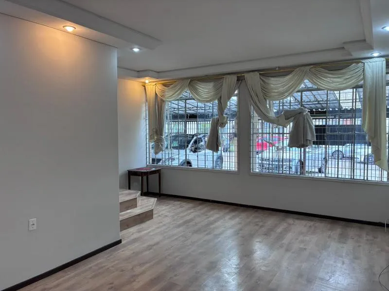 Home office in a 3-bedroom apartment, 160 m² — photo 6