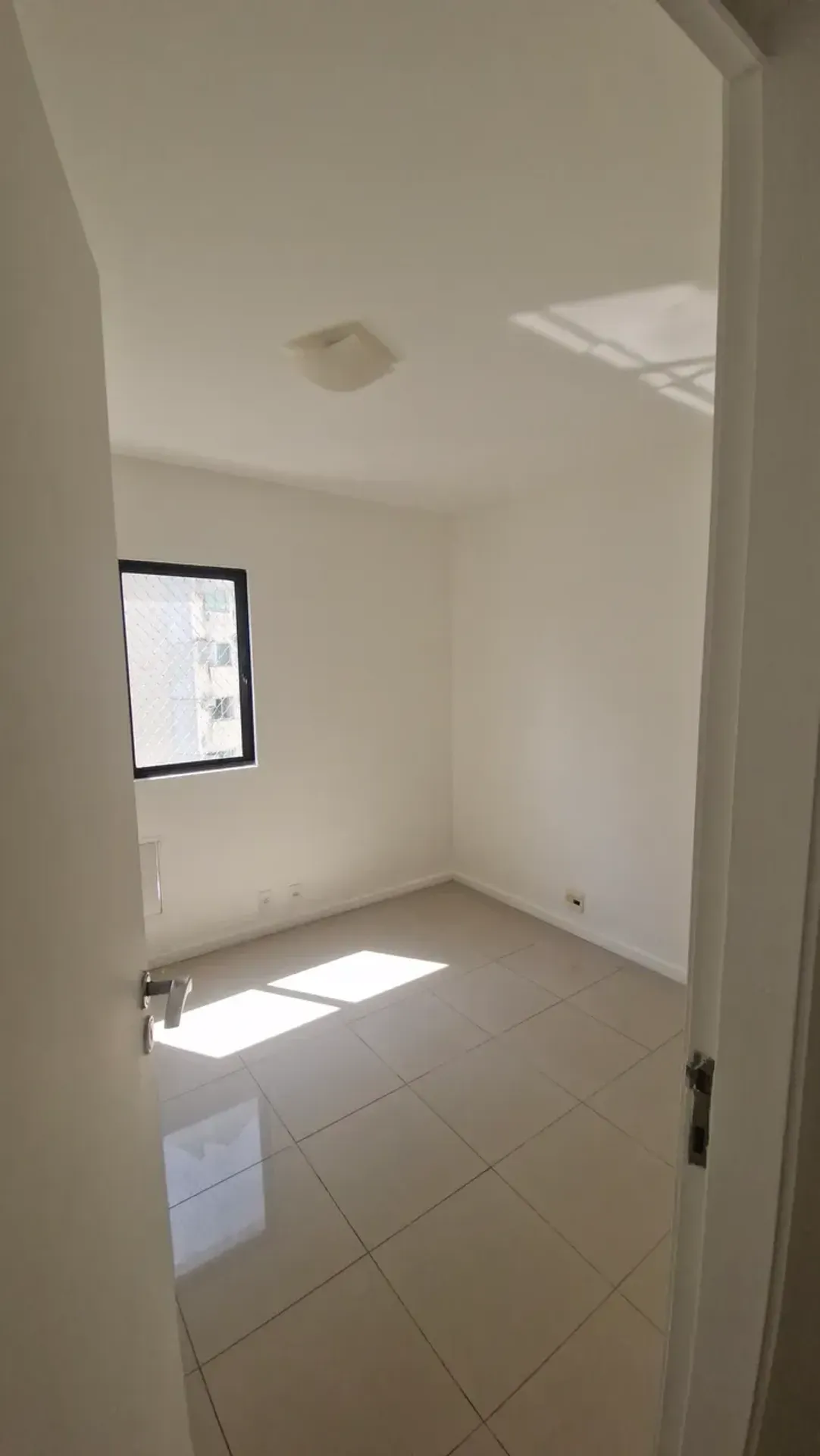 Unfurnished 2-bedroom apartment with 2 bathrooms — photo 2