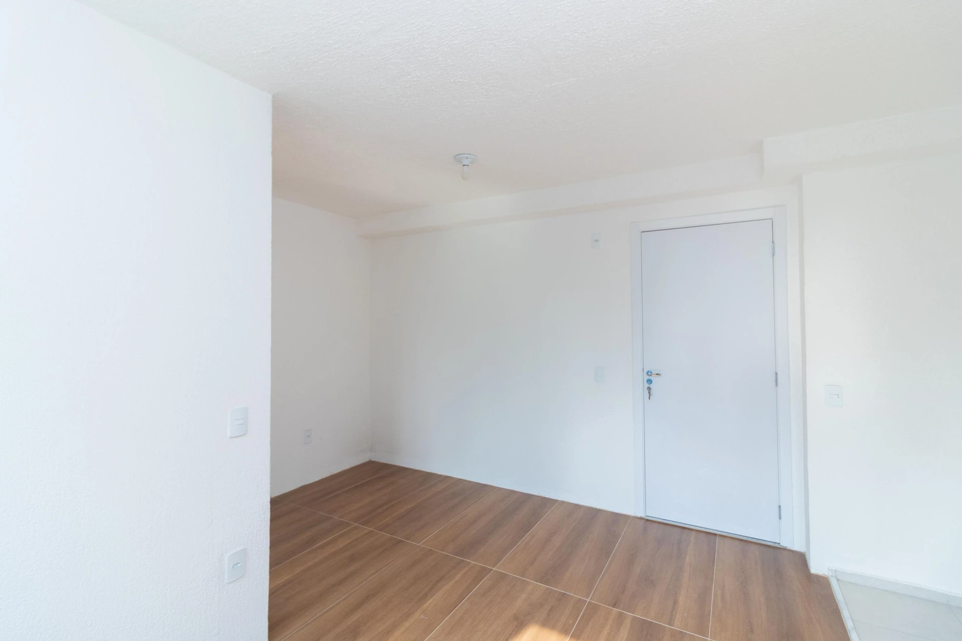 One-bedroom apartment in a building with a gym — photo 5