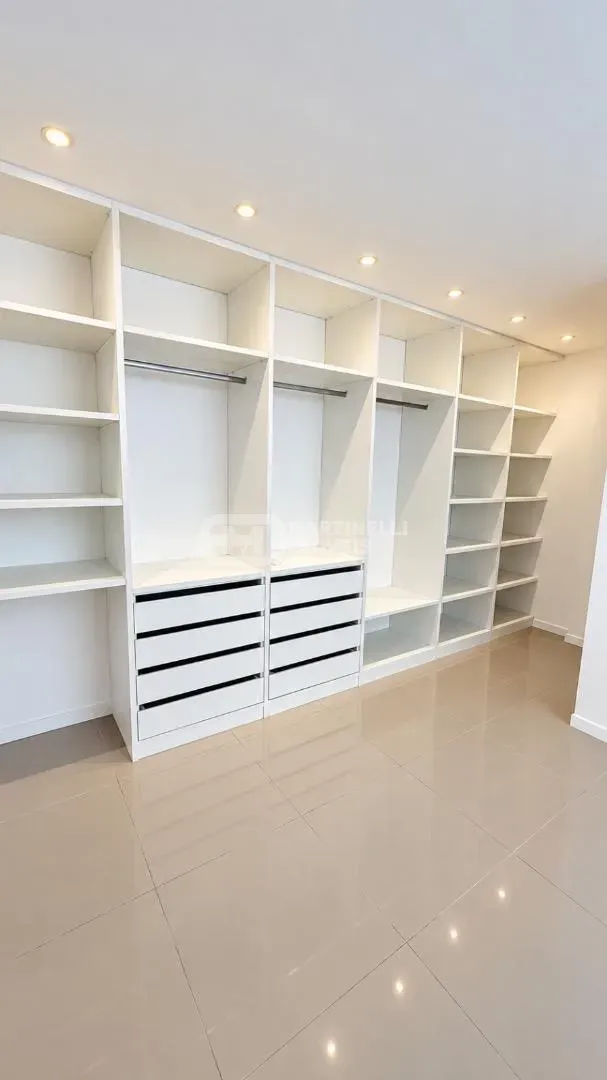Balcony with a grill in a 3-bedroom apartment, 264 m² — photo 27