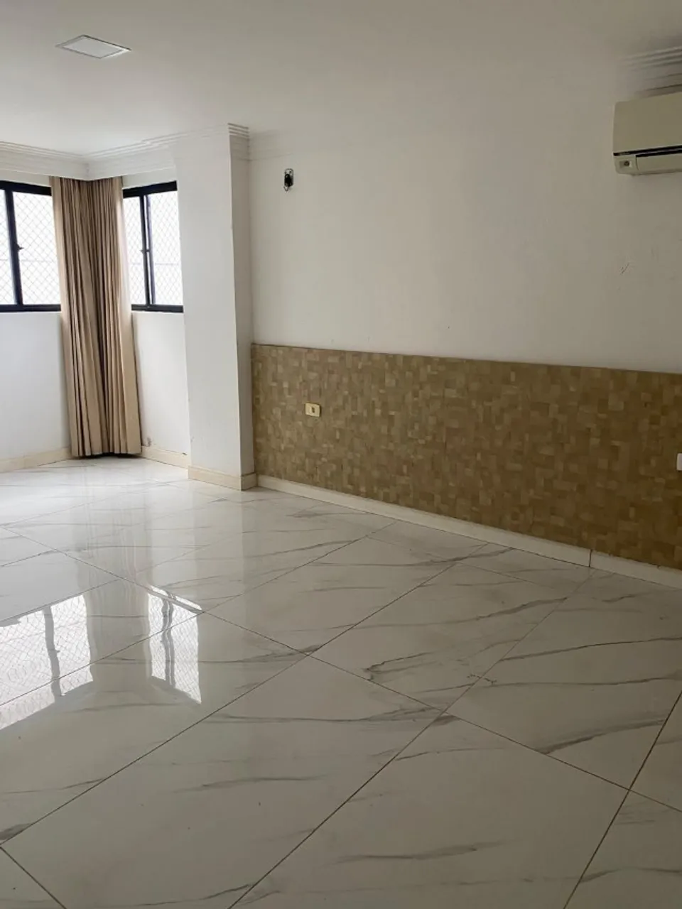 4-bedroom apartment in a building with a pool — photo 8