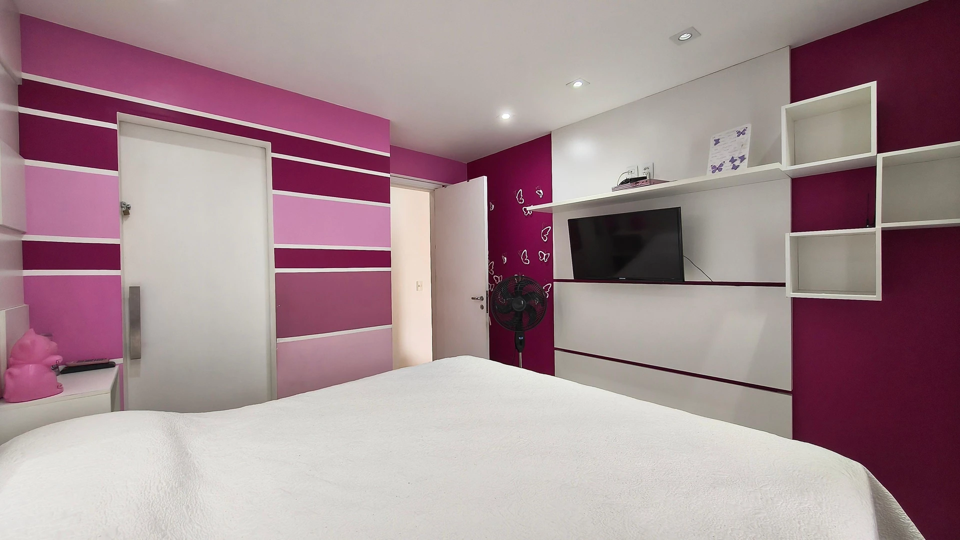 One-bedroom apartment in a building with a gym — photo 4