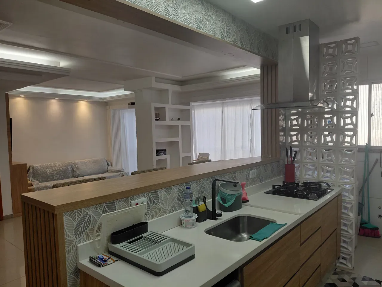 Furnished 3-bedroom apartment with glass balcony — photo 9
