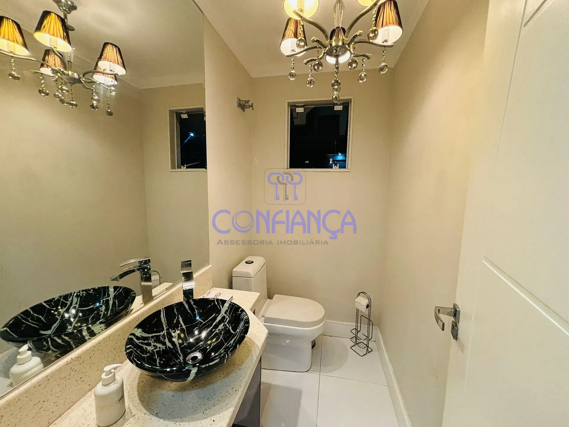 House with 4 en-suite bedrooms and 6 bathrooms — photo 28
