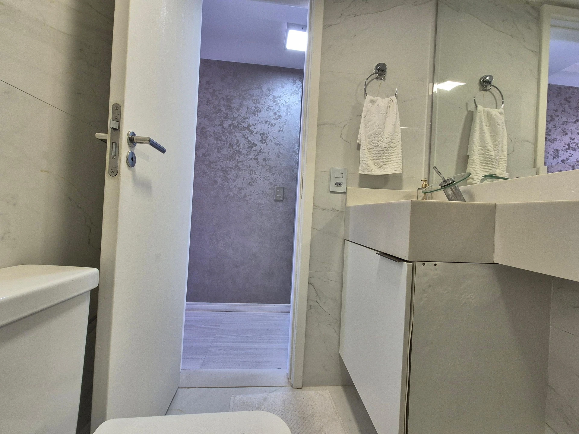 Furnished apartment with 5 bedrooms and open-plan kitchen — photo 48