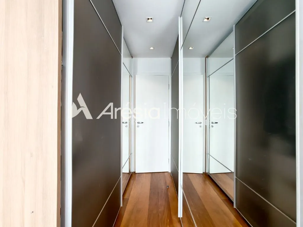 Balcony with a grill in a 4-bedroom apartment, 178 m² — photo 37