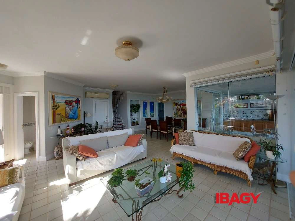 House with 5 bedrooms and 6 bathrooms, 518 m² and 2 parking