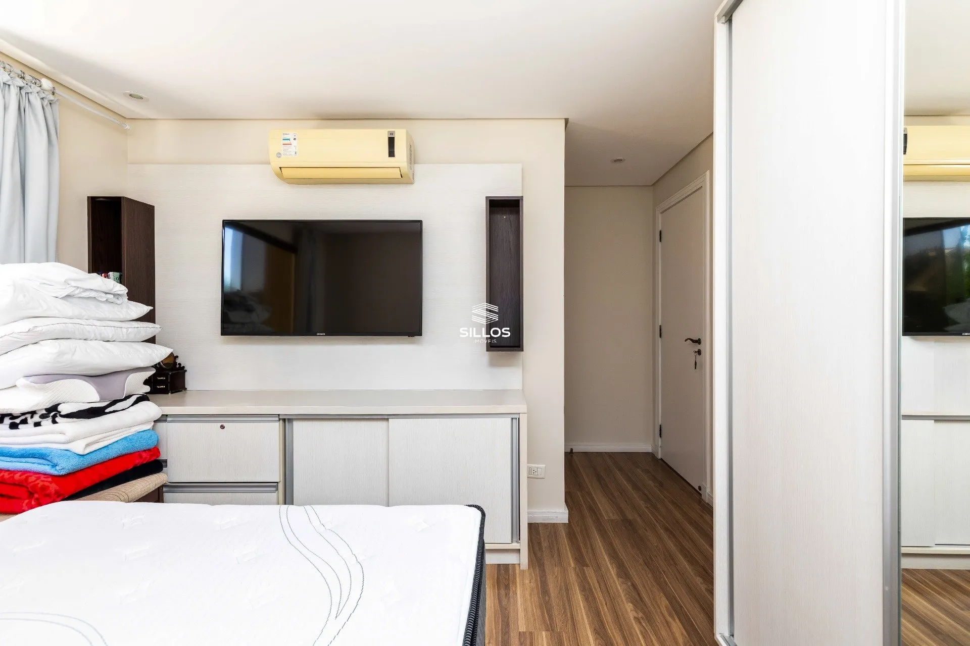 House with 4 bedrooms, 8 parking spaces in a condo — photo 33