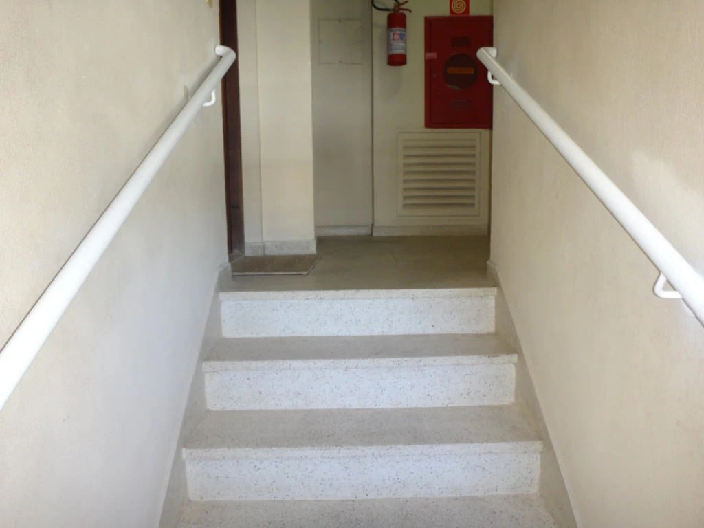Balcony with a grill in a one-bedroom apartment, 72 m² — photo 26