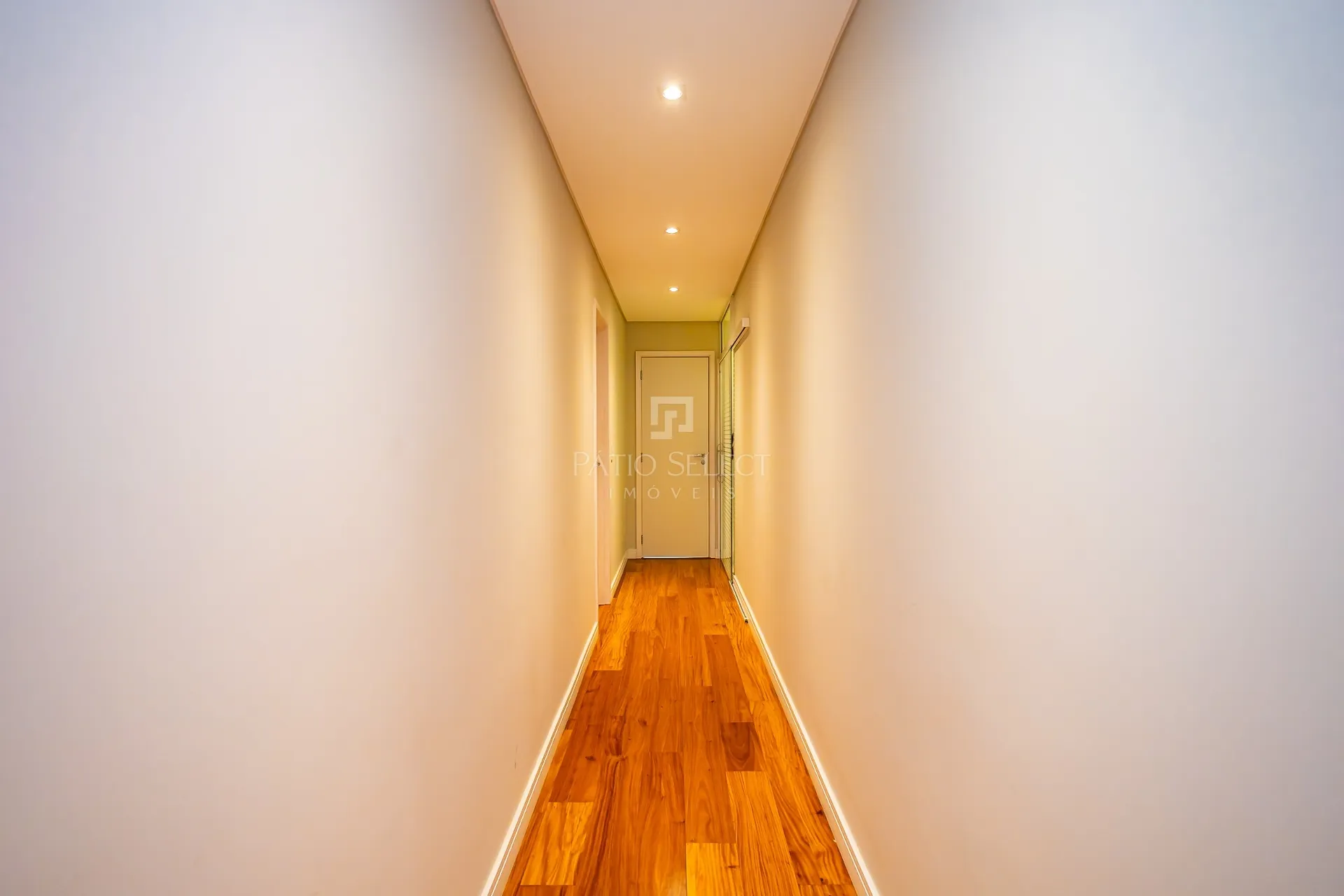 4-bedroom apartment with a fireplace — photo 13