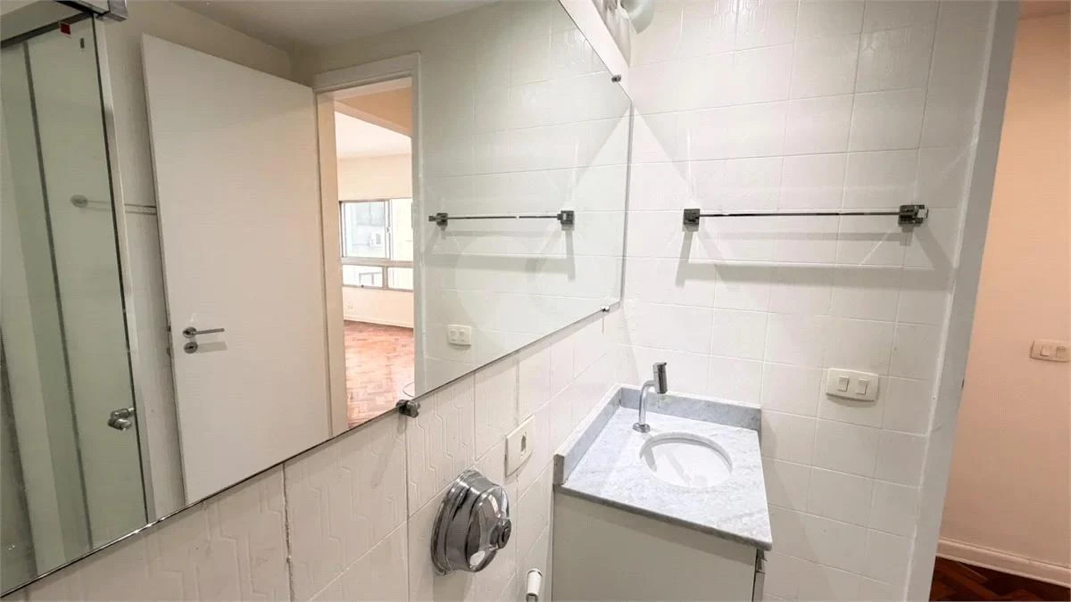 Wood or laminate floors in a 3-bedroom apartment, 91 m² — photo 26