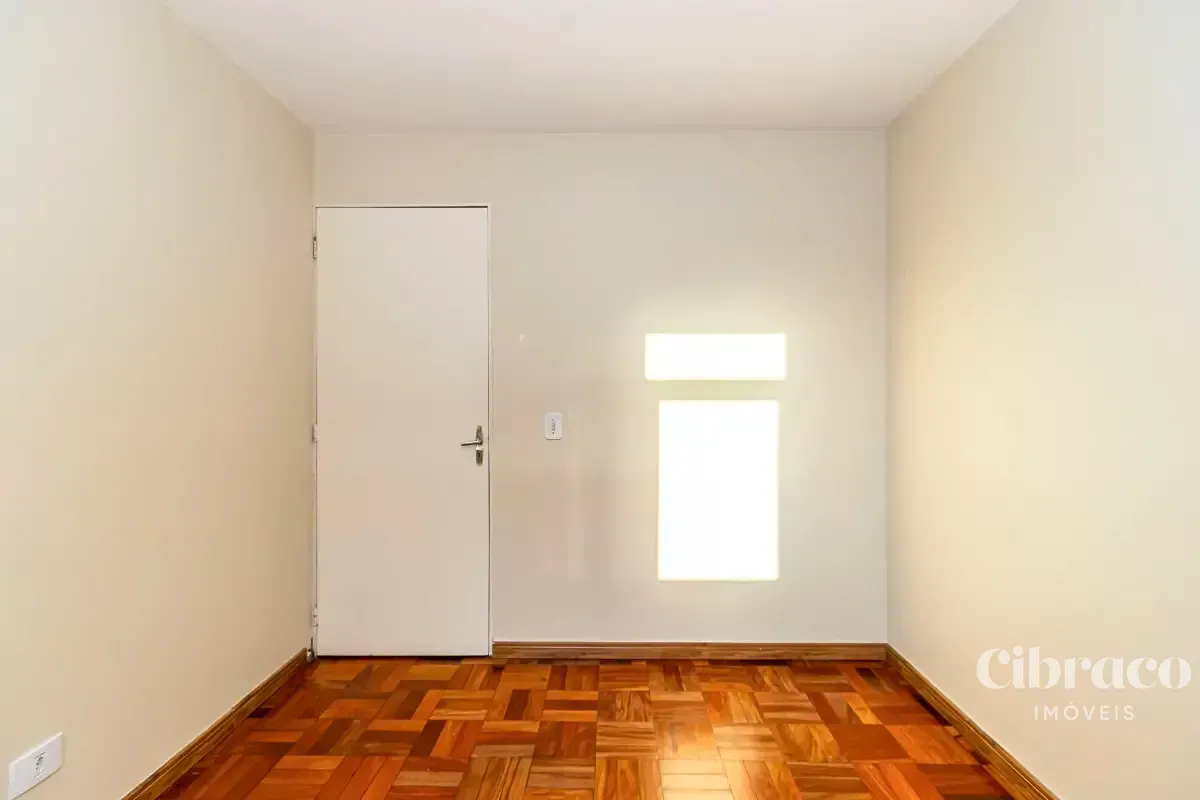 Apartamento de aluguel com 2 quartos e piso de madeira — photo 21