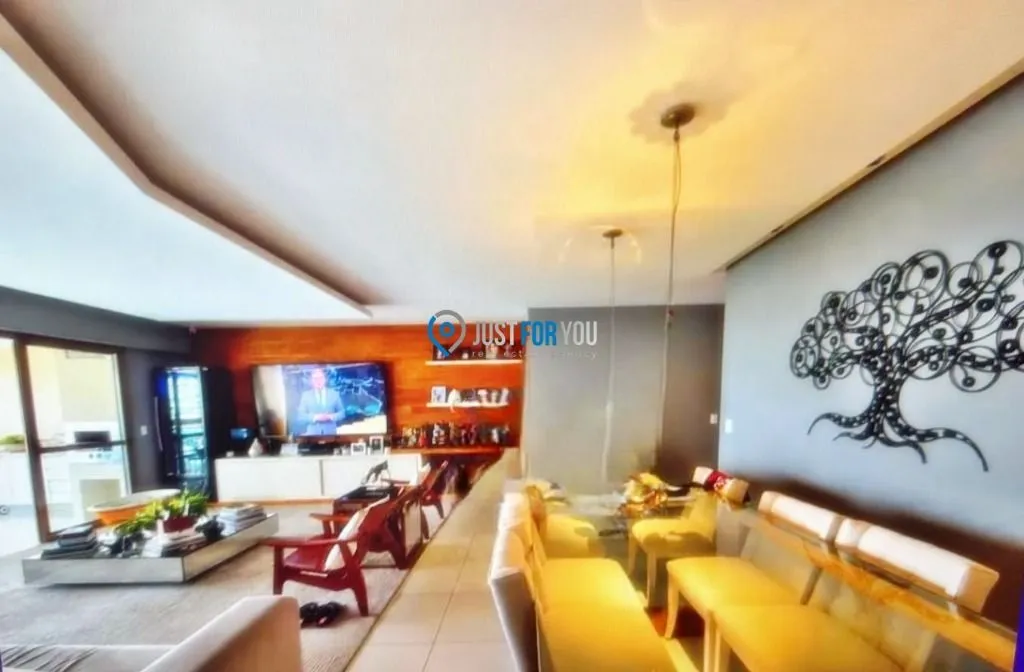 4-bedroom apartment in a building with a pool — photo 4