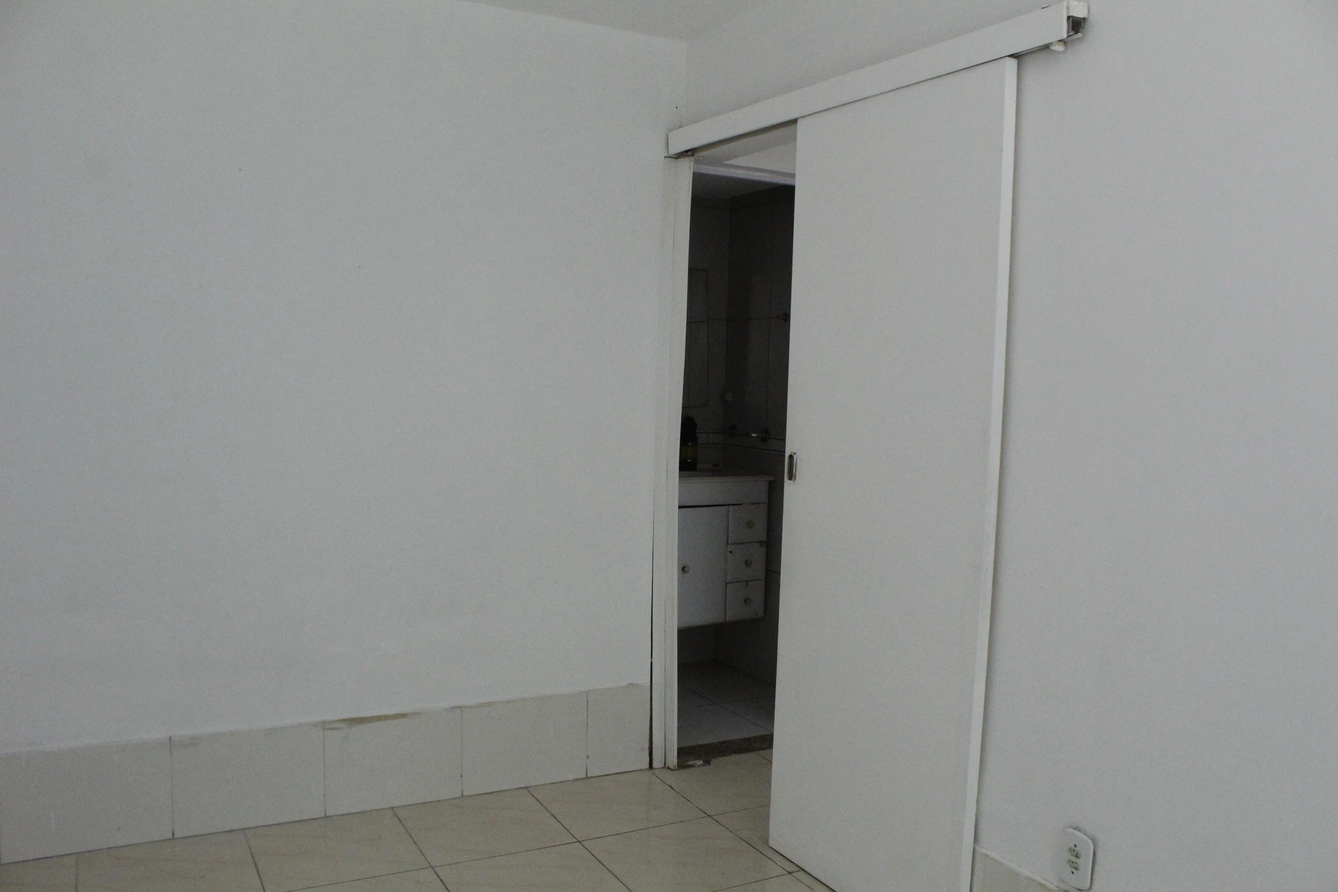 Unfurnished 2-bedroom apartment with a balcony — photo 41