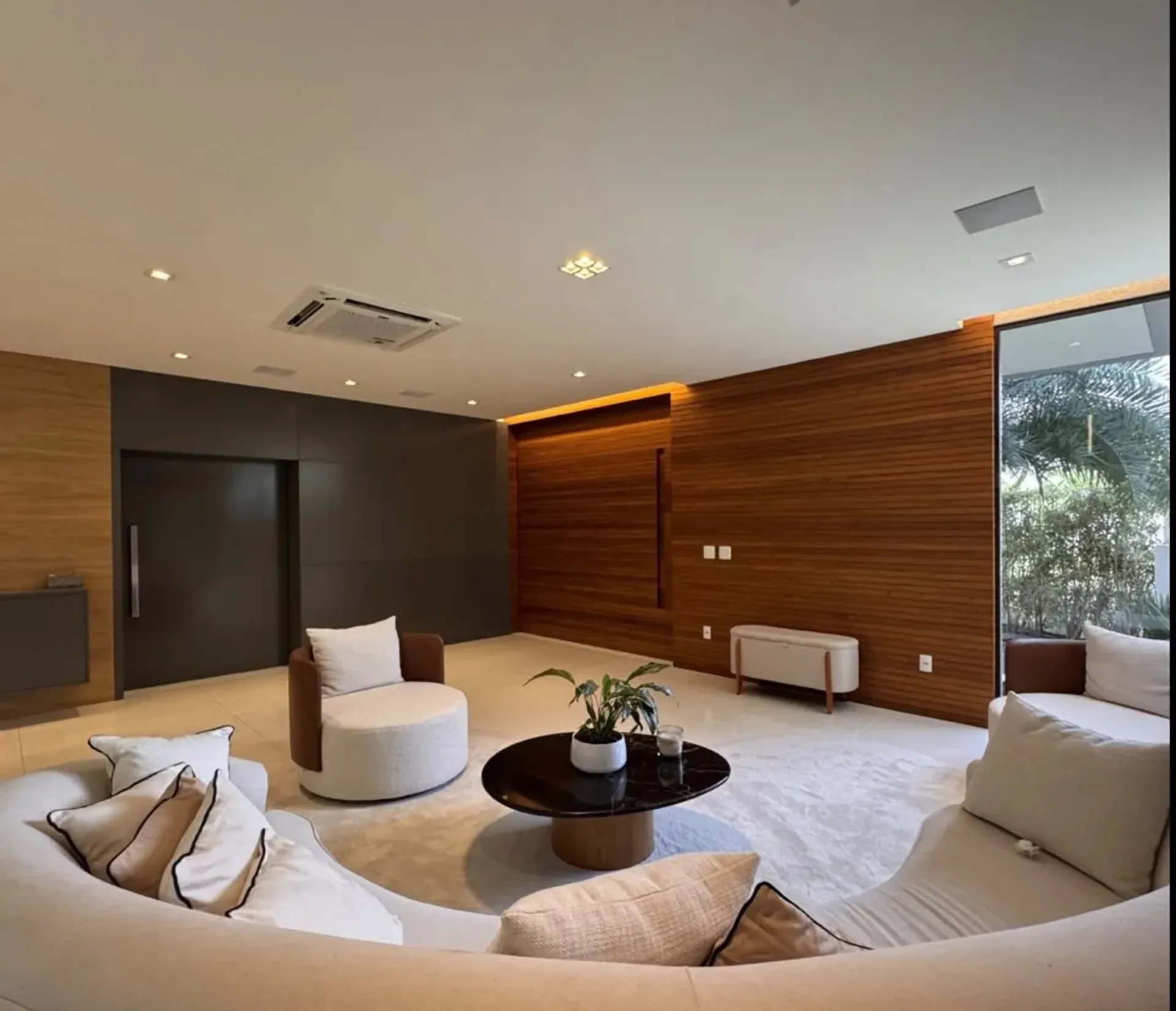 Furnished house, 800 m², with floor-to-ceiling windows — photo 10