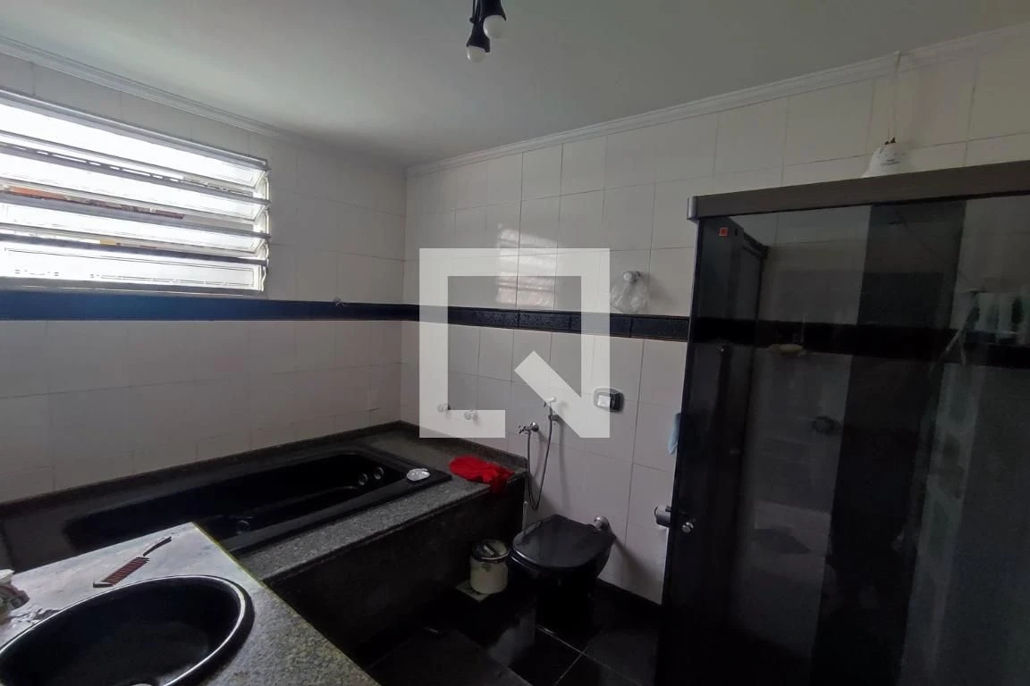 House with 3 bedrooms and a private backyard — photo 52