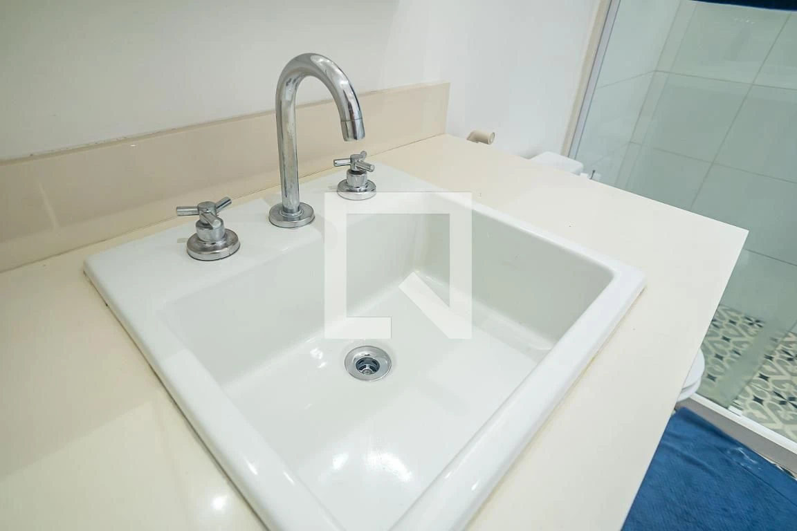 Furnished 2-bedroom apartment with en-suite bathrooms and open kitchen — photo 52