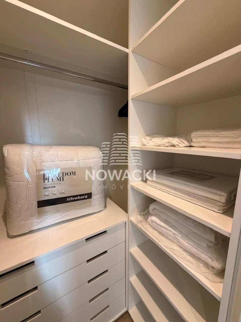 Walk-in closet in a one-bedroom apartment, 50 m² — photo 12