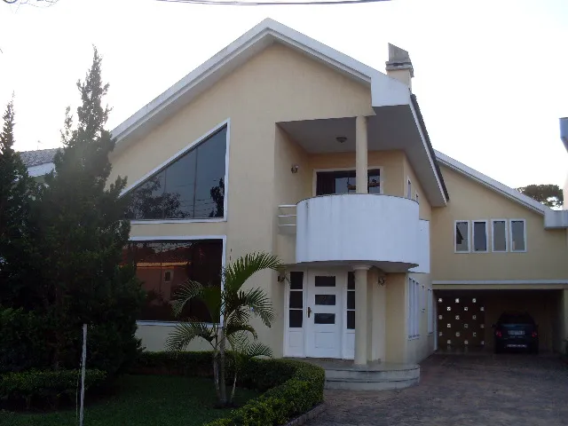 4-bedroom house with a bathtub in Curitiba