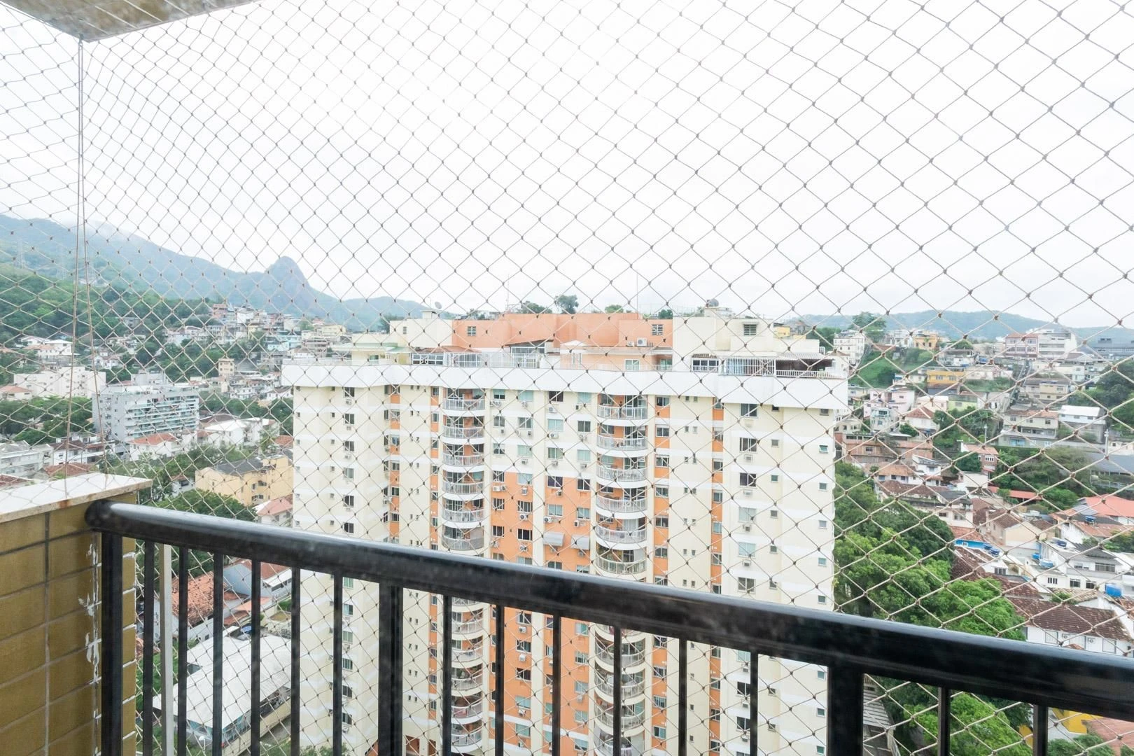 4-bedroom apartment with a mountain view in Rio de Janeiro — photo 14