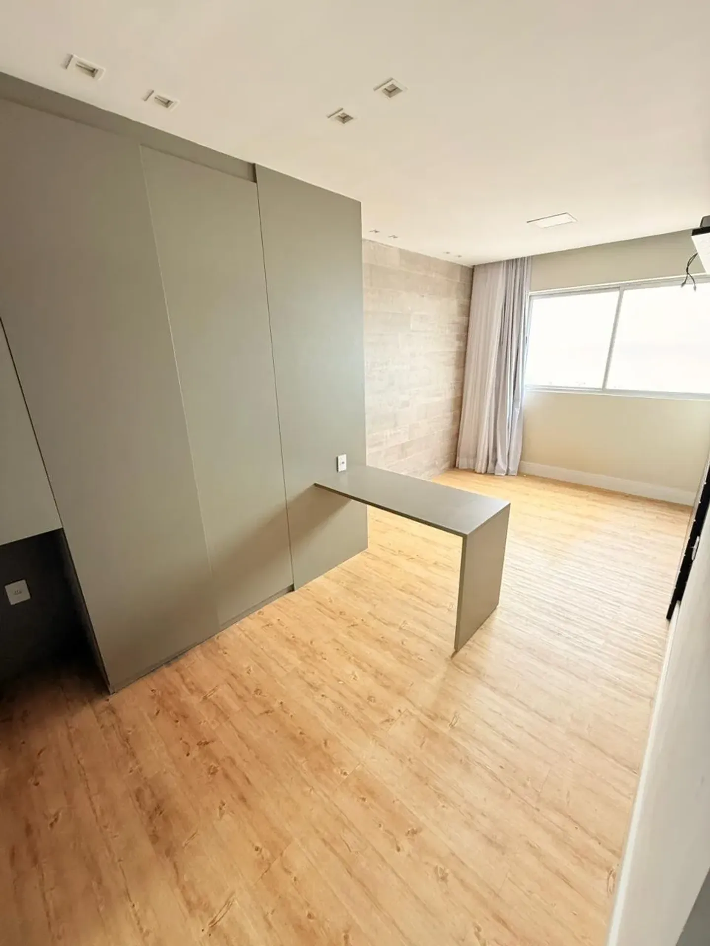 3-bedroom apartment in a building with a coworking space — photo 4
