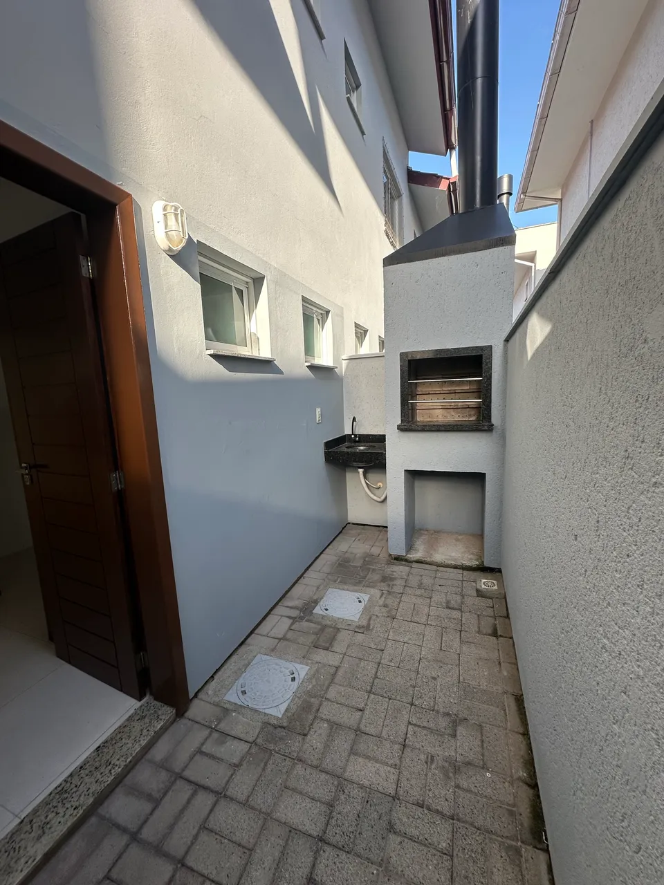 Casa com 2 quartos e churrasqueira embutida na varanda