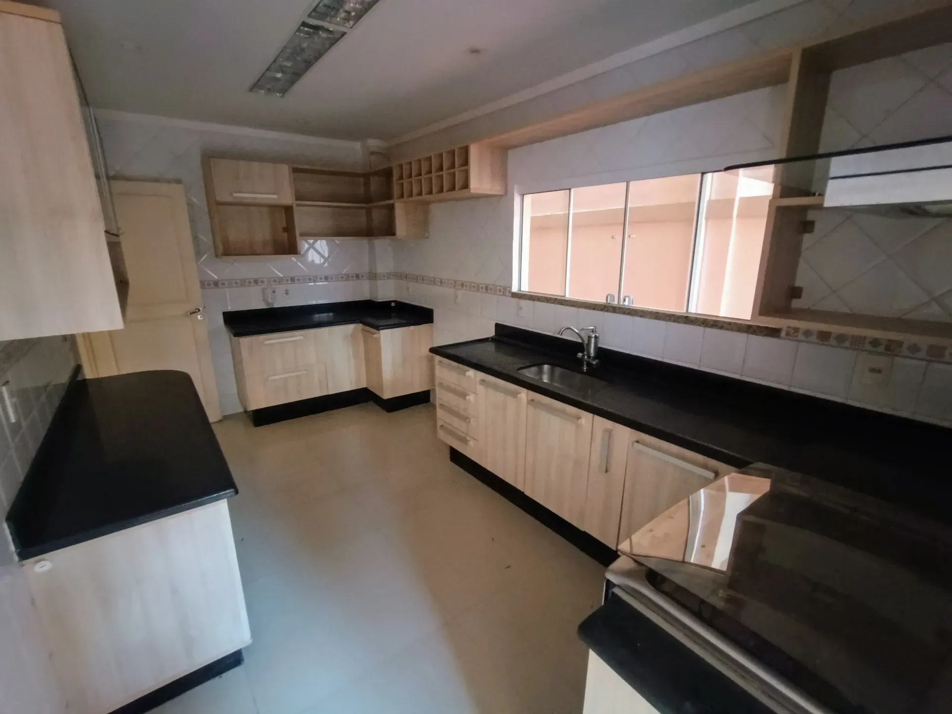 Unfurnished house with 4 bedrooms and 5 bathrooms — photo 15