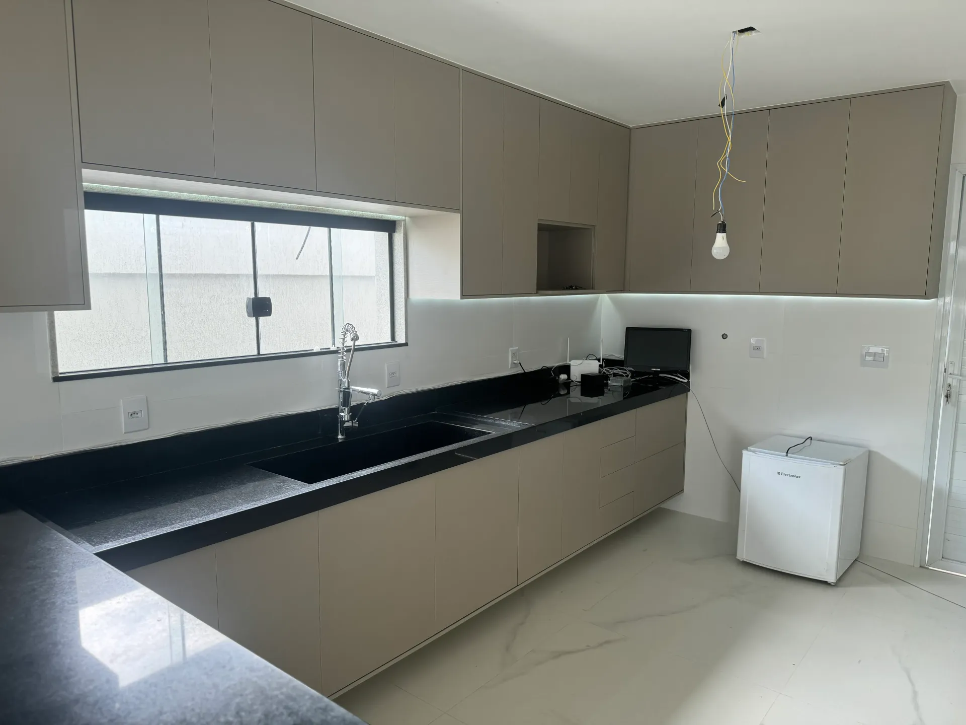 4-bedroom house with floor-to-ceiling windows — photo 15