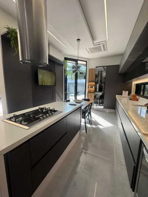 Casa com 5 quartos e 5 banheiros, cozinha planejada — photo 24
