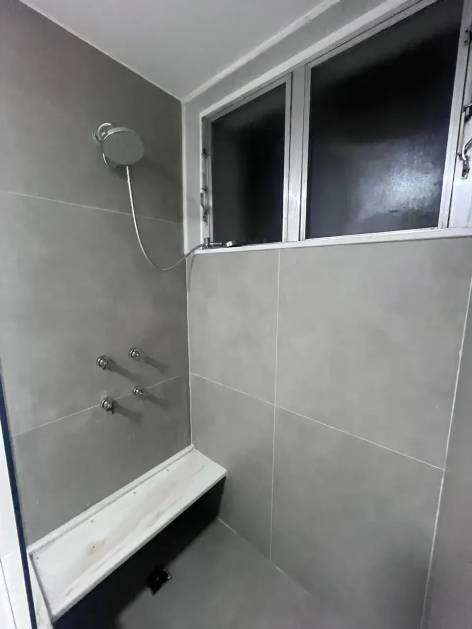 Apartment with a closed-off kitchen and room to work — photo 10