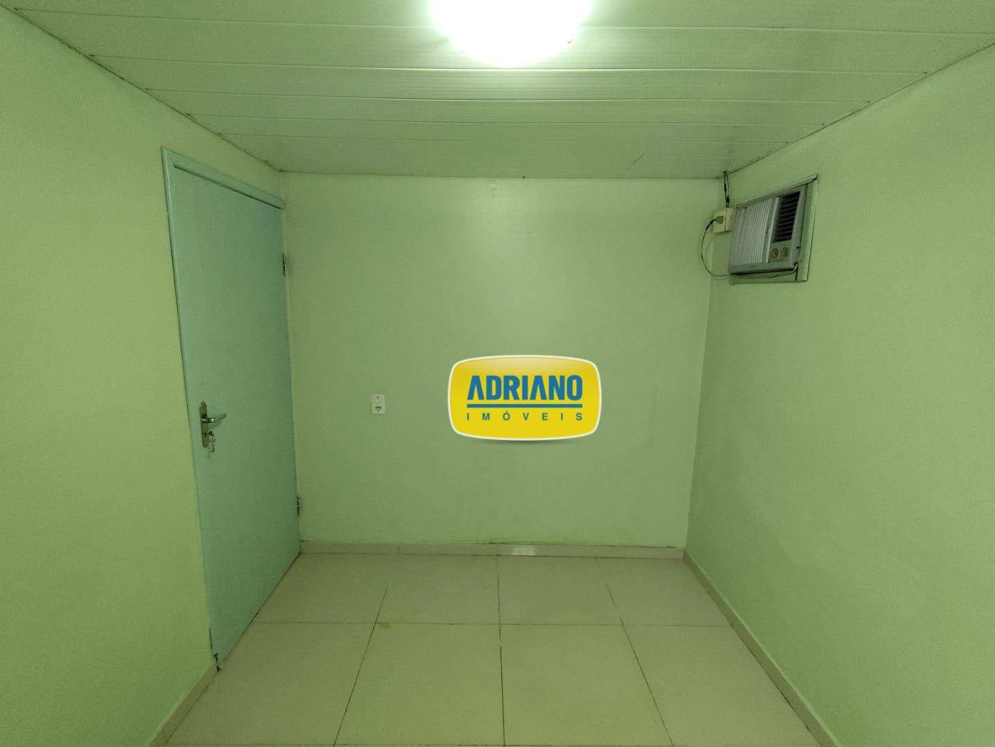 2-bedroom house with a bathtub in Florianópolis — photo 19