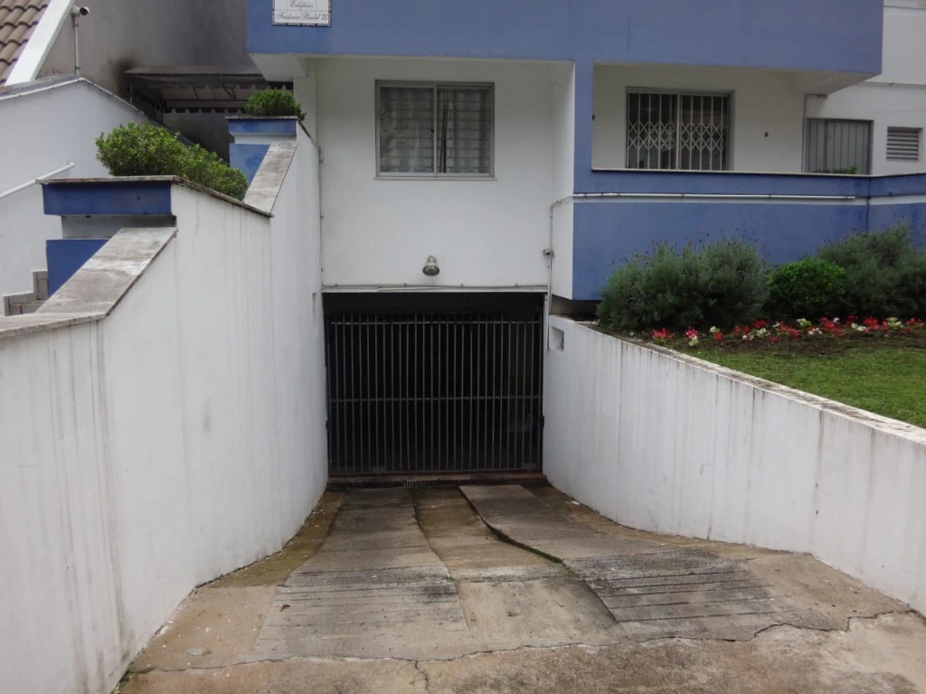 Balcony with a grill in a one-bedroom apartment, 72 m² — photo 19
