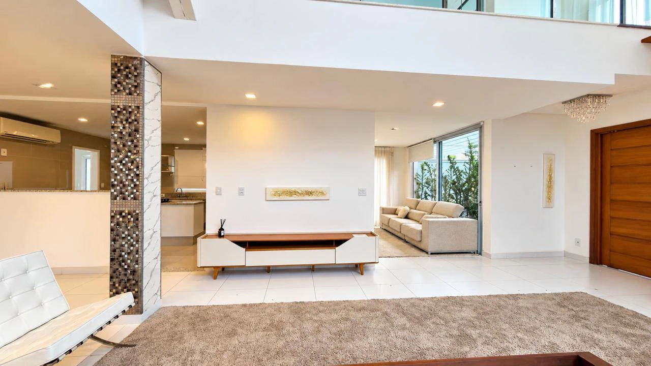 4-bedroom house with floor-to-ceiling windows — photo 28