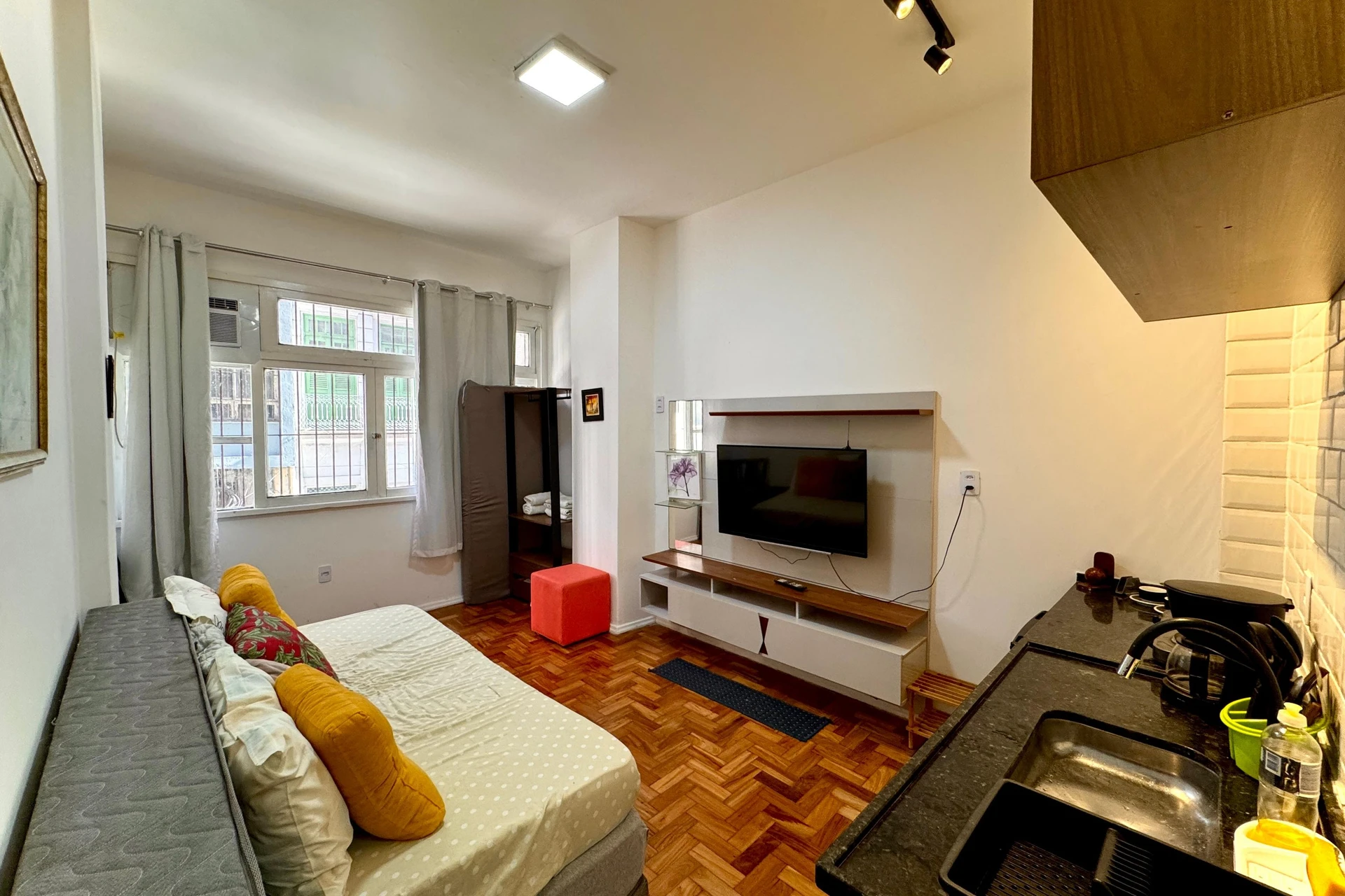 Furnished 1-bedroom apartment with pet-friendly policy — photo 5
