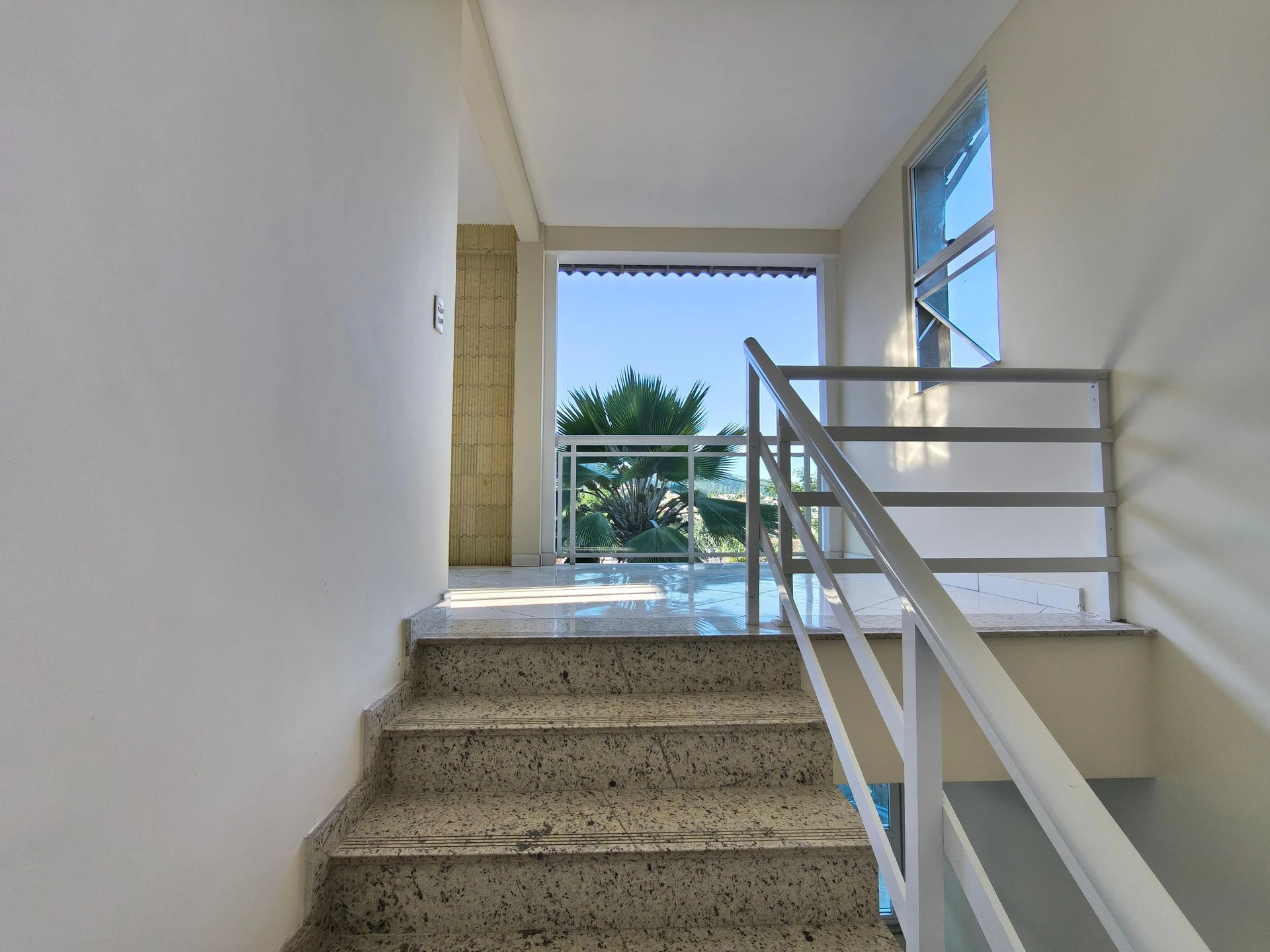 Condo house with 3 bedrooms and a balcony — photo 11
