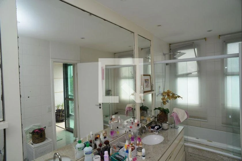 298 m² rental apartment with 4 en-suite bedrooms and balcony — photo 46