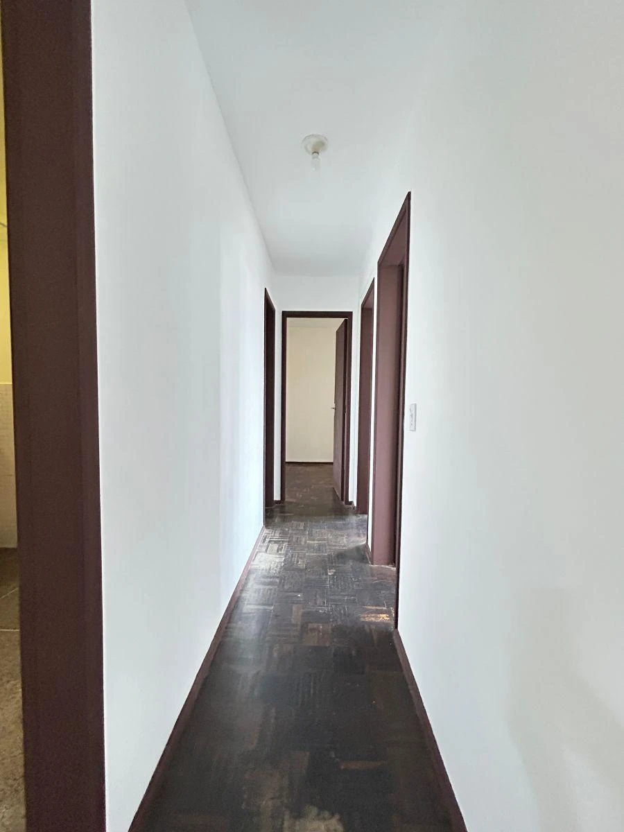 Apartamento de 3 quartos com piso de madeira ou laminado — photo 9