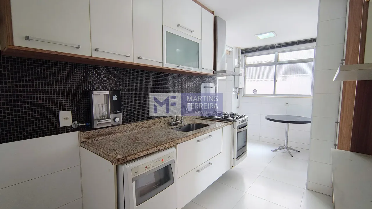 Glass-enclosed balcony in a 3-bedroom apartment, 115 m² — photo 15