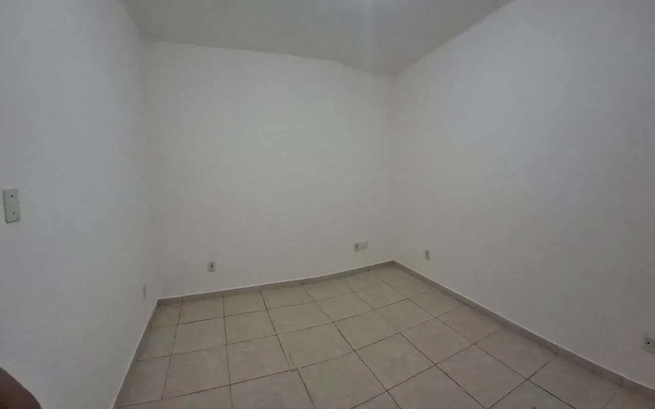 2-bedroom apartment with 1 bathroom, no parking — photo 3