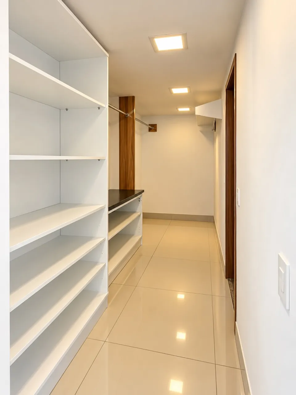 Apartamento de 220 m² com janelas do piso ao teto e closet — photo 6