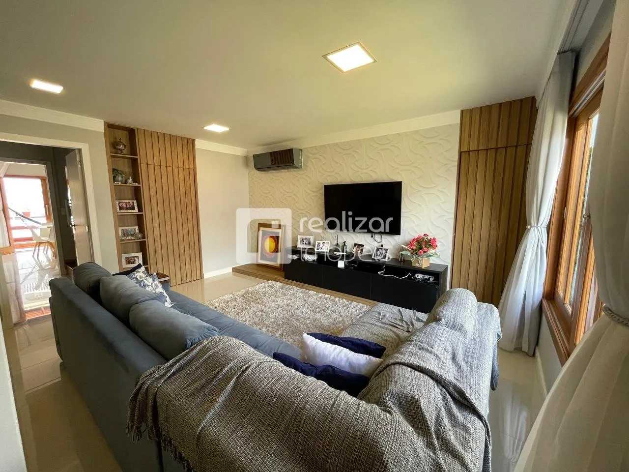 House with 3 bedrooms, pool, and 4 parking spots