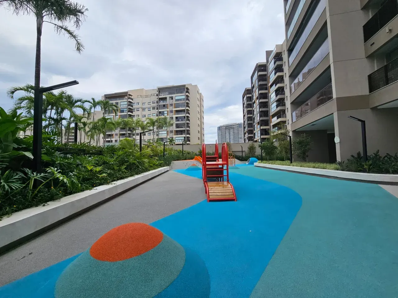 4-bedroom apartment in a building with a gym — photo 13