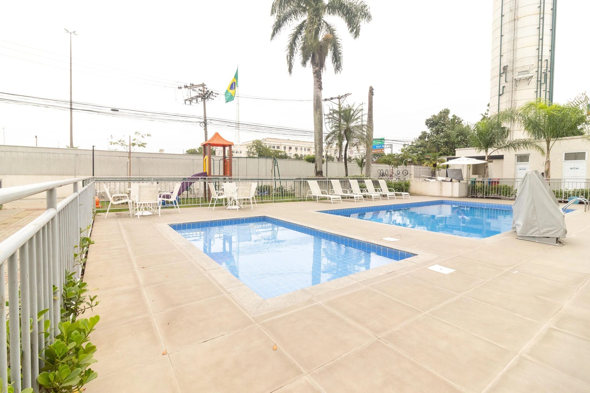 Apartamento com 2 quartos e piscina no condomínio — photo 22