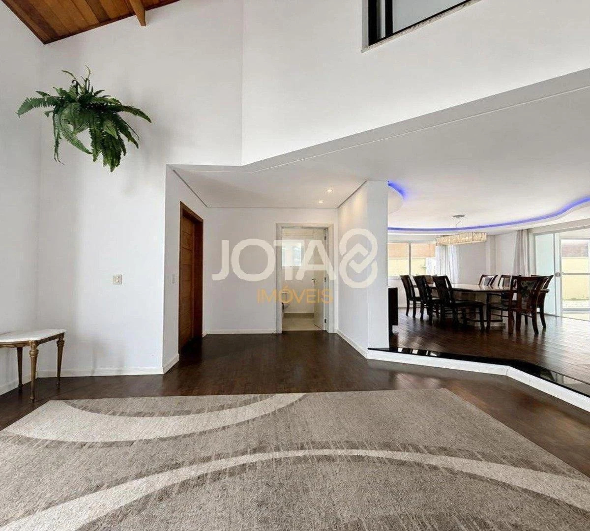 4-bedroom house with a glass-enclosed balcony in Curitiba — photo 7