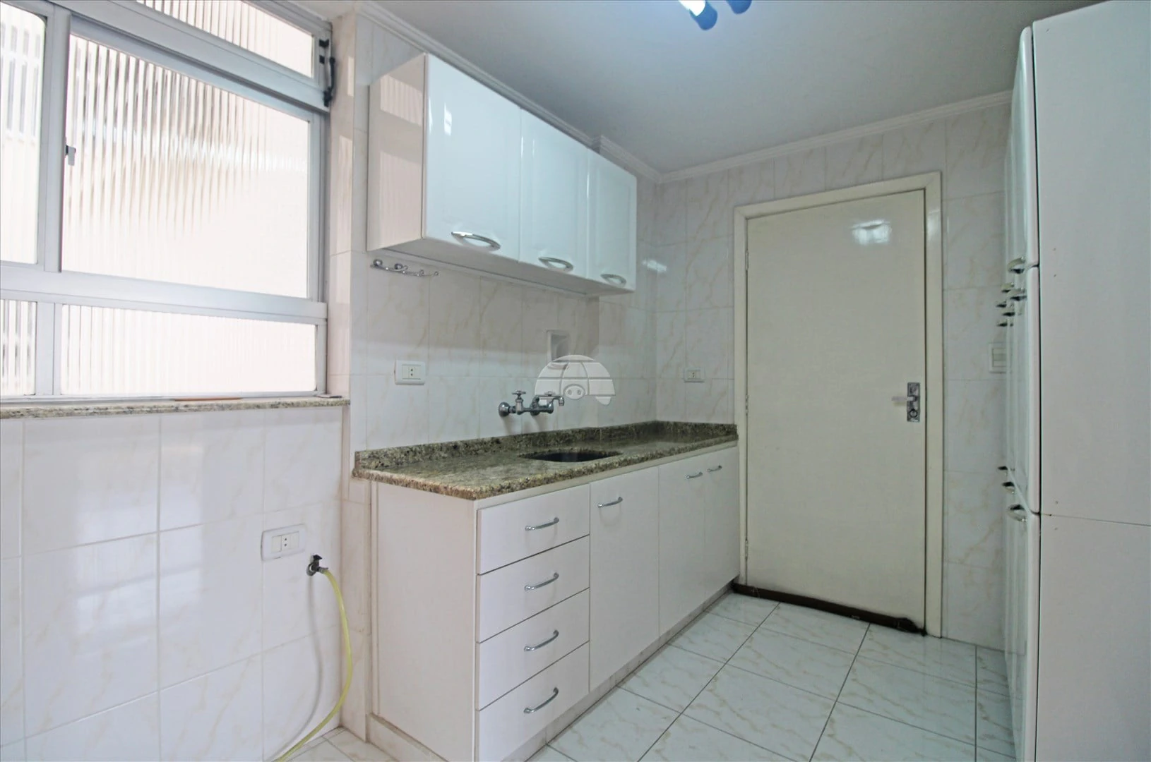 2-bedroom apartment with wood or laminate floors in Curitiba — photo 9
