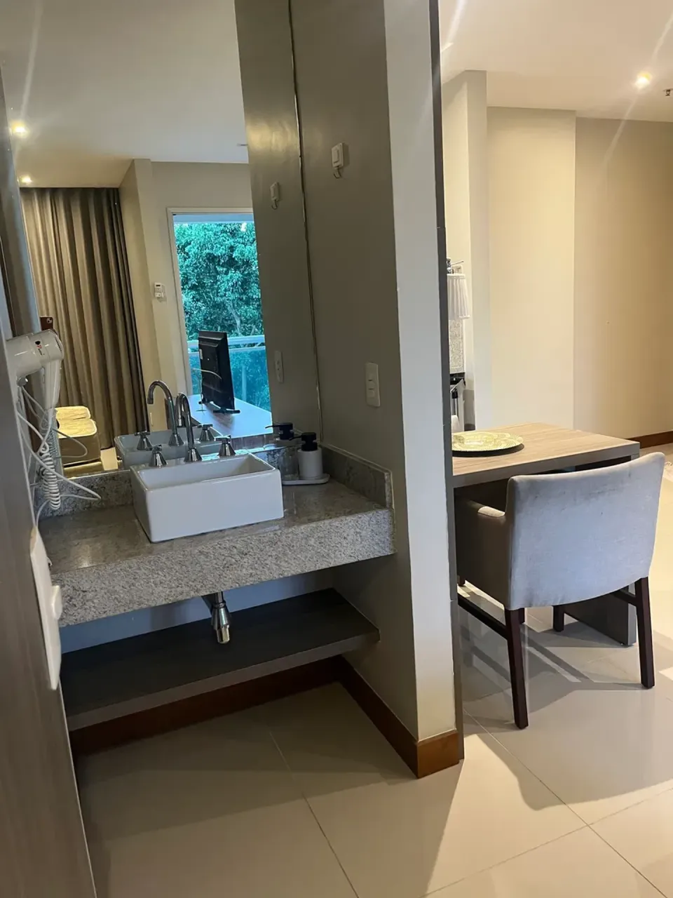 Furnished 1-bedroom apartment with open-plan kitchen — photo 9