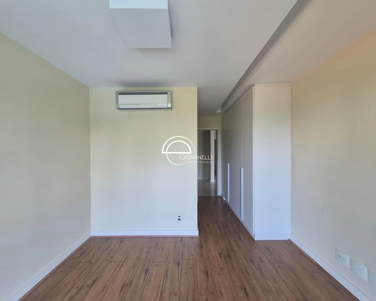 4-bedroom apartment with floor-to-ceiling windows — photo 13